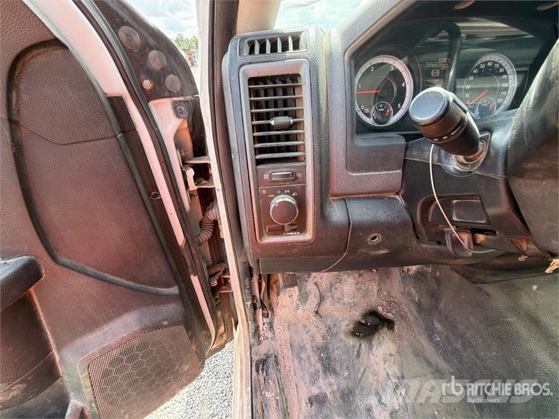 RAM 3500 4x2 Crew Cab Flatbed Truck Camion con sponde ribaltabili