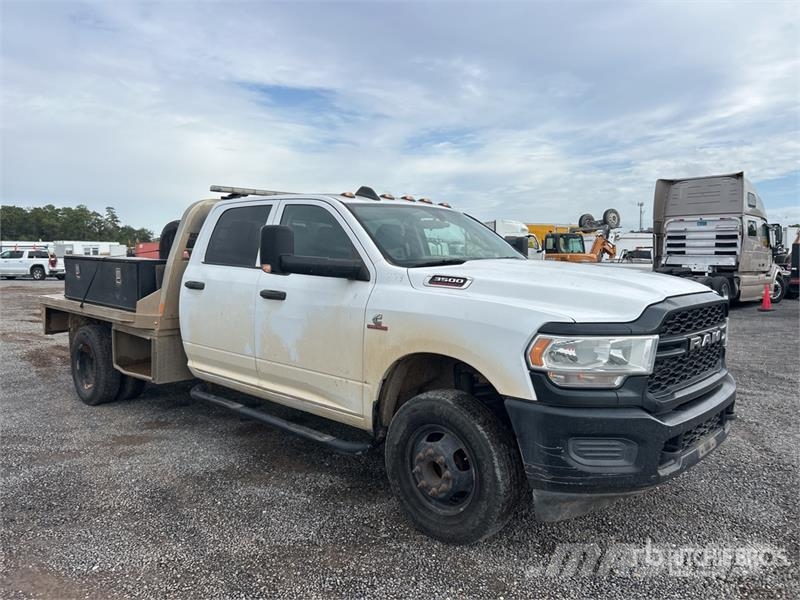 RAM 3500 4x2 Crew Cab Flatbed Truck Camiones de cama baja