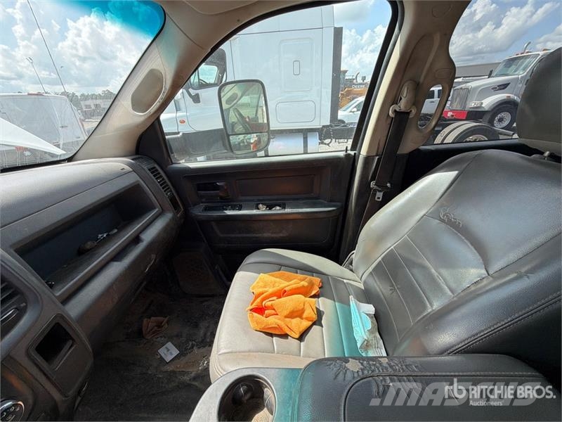 RAM 3500 4x2 Crew Cab Flatbed Truck Camion con sponde ribaltabili