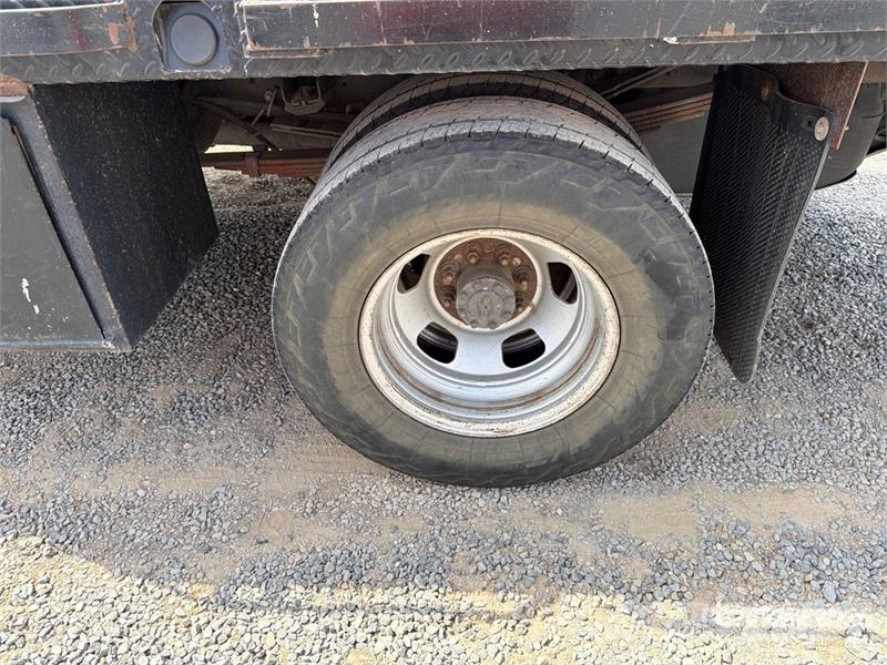 RAM 3500 4x2 Crew Cab Flatbed Truck Camion con sponde ribaltabili