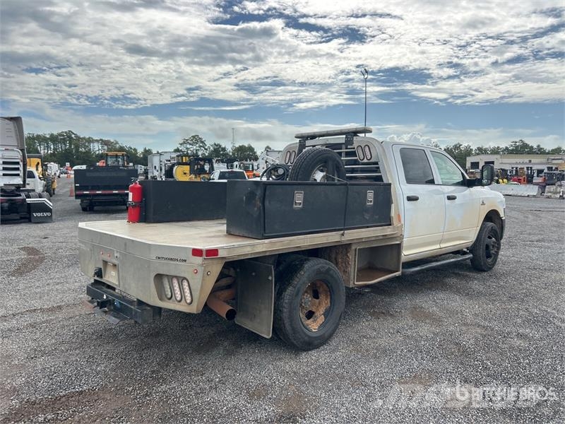 RAM 3500 4x2 Crew Cab Flatbed Truck Camiones de cama baja