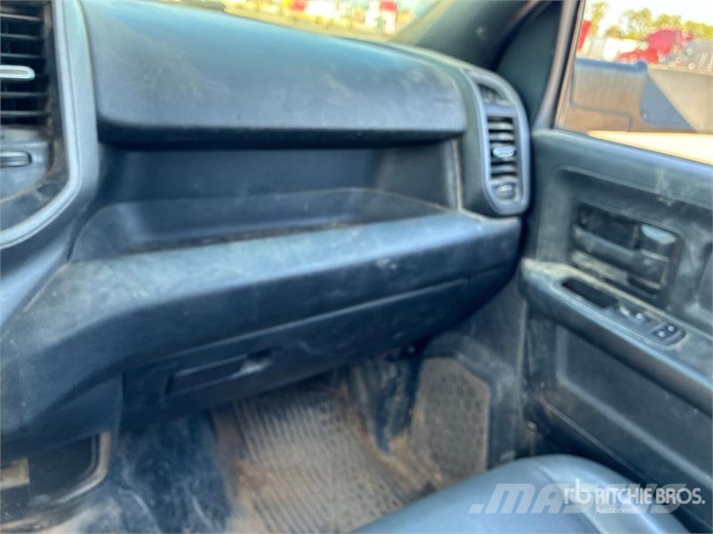 RAM 3500 4x2 Crew Cab Flatbed Truck Pritschenwagen/Pritschenwagen mit Seitenklappe