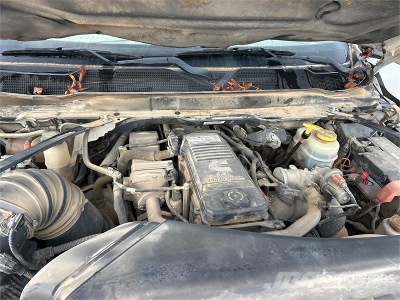 RAM 3500 4x2 Crew Cab Flatbed Truck Camiones de cama baja