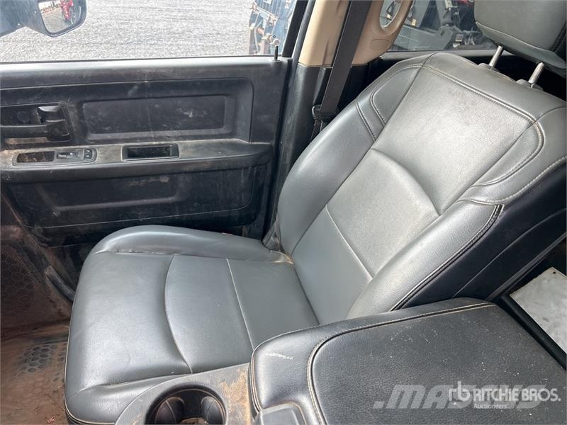RAM 3500 4x2 Crew Cab Flatbed Truck Camiones de cama baja