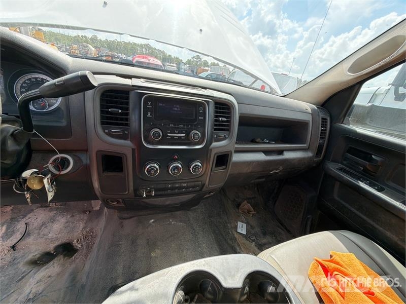 RAM 3500 4x2 Crew Cab Flatbed Truck Camion con sponde ribaltabili