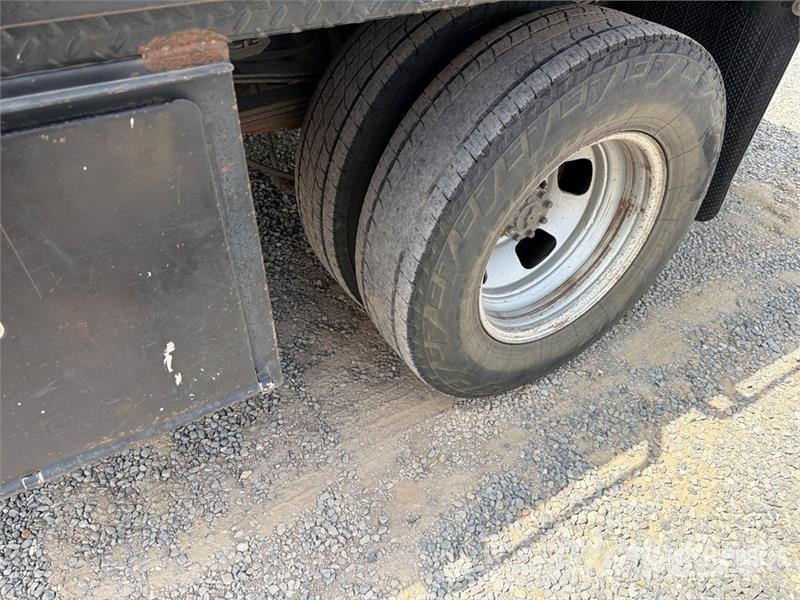 RAM 3500 4x2 Crew Cab Flatbed Truck Camion con sponde ribaltabili