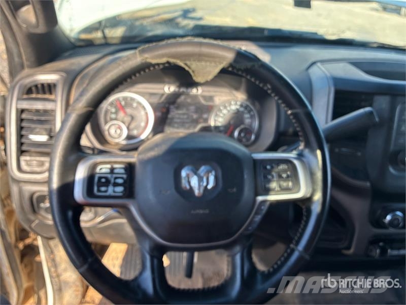 RAM 3500 4x2 Crew Cab Flatbed Truck Kamioni sa otvorenim sandukom