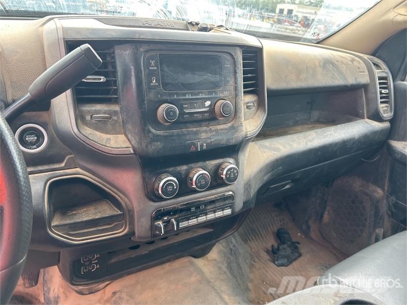 RAM 3500 4x2 Crew Cab Flatbed Truck Camiones de cama baja