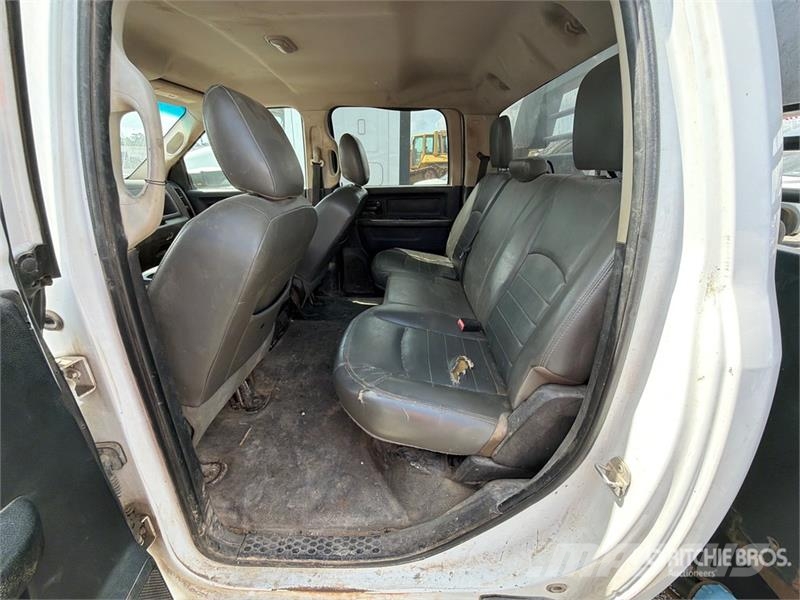 RAM 3500 4x2 Crew Cab Flatbed Truck Camion con sponde ribaltabili