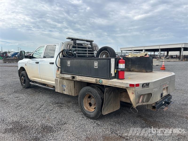RAM 3500 4x2 Crew Cab Flatbed Truck Camiones de cama baja