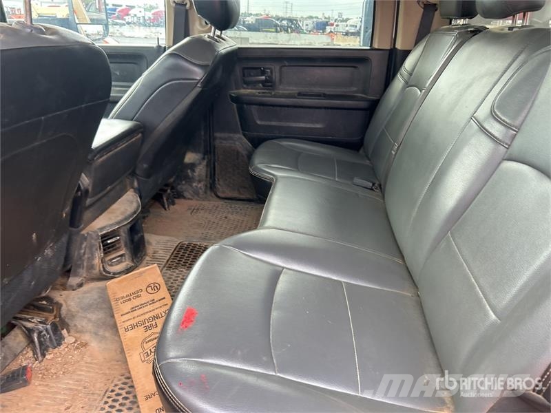 RAM 3500 4x2 Crew Cab Flatbed Truck Camiones de cama baja