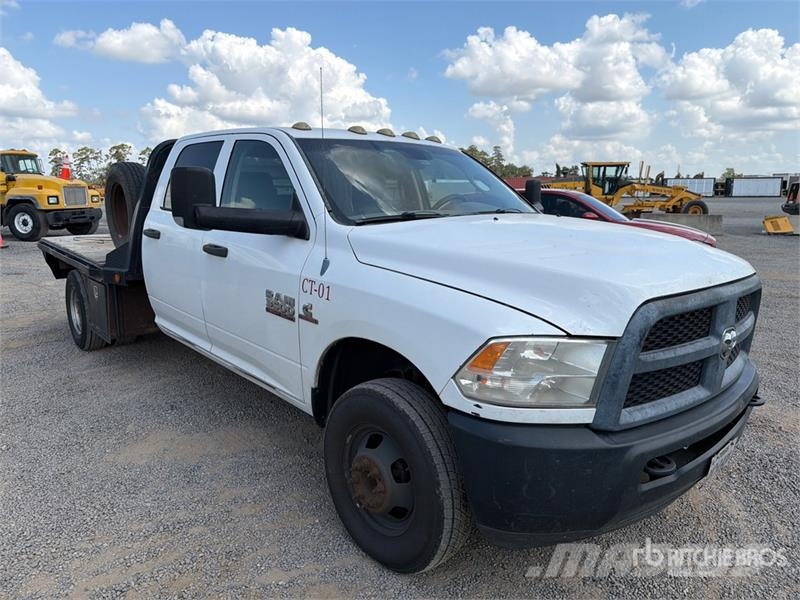 RAM 3500 4x2 Crew Cab Flatbed Truck Camion con sponde ribaltabili