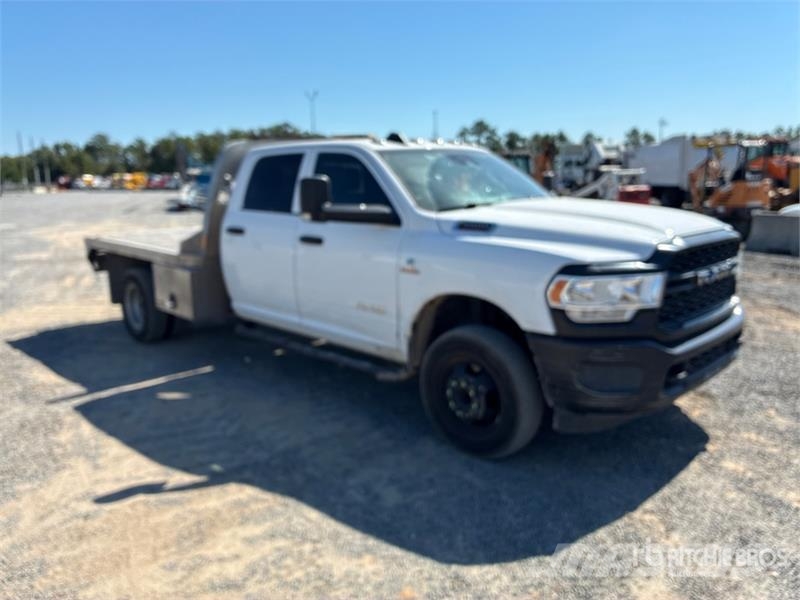 RAM 3500 4x2 Crew Cab Flatbed Truck 平板式/側卸式卡車
