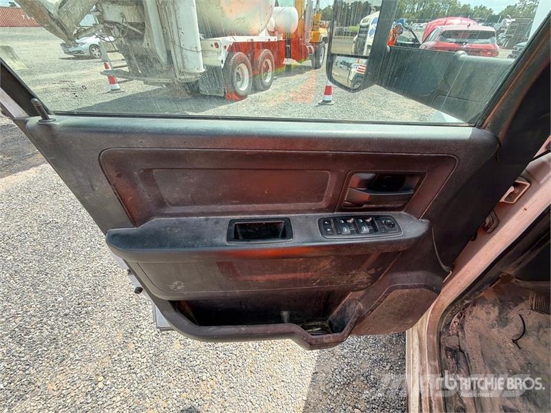 RAM 3500 4x2 Crew Cab Flatbed Truck Camion con sponde ribaltabili