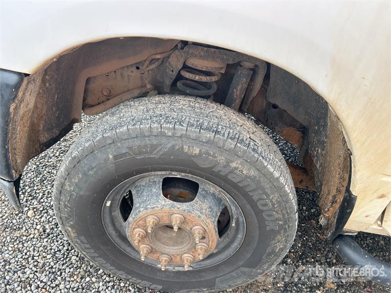 RAM 3500 4x2 Crew Cab Flatbed Truck Camiones de cama baja