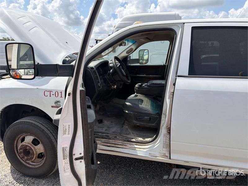 RAM 3500 4x2 Crew Cab Flatbed Truck Camion con sponde ribaltabili