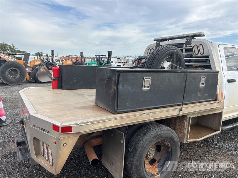 RAM 3500 4x2 Crew Cab Flatbed Truck Camiones de cama baja