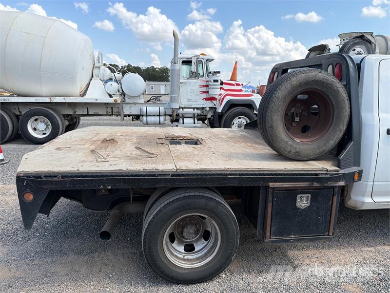 RAM 3500 4x2 Crew Cab Flatbed Truck Camion con sponde ribaltabili