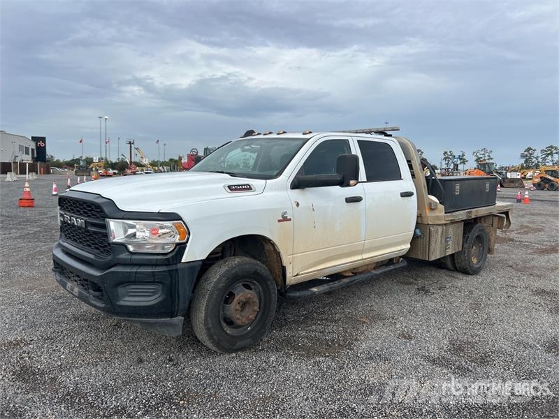 RAM 3500 4x2 Crew Cab Flatbed Truck Camiones de cama baja