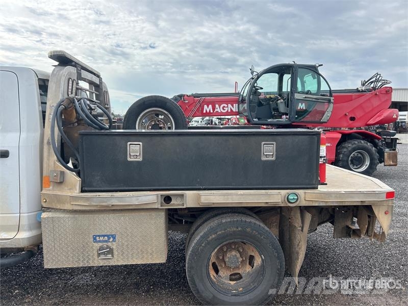 RAM 3500 4x2 Crew Cab Flatbed Truck Camiones de cama baja