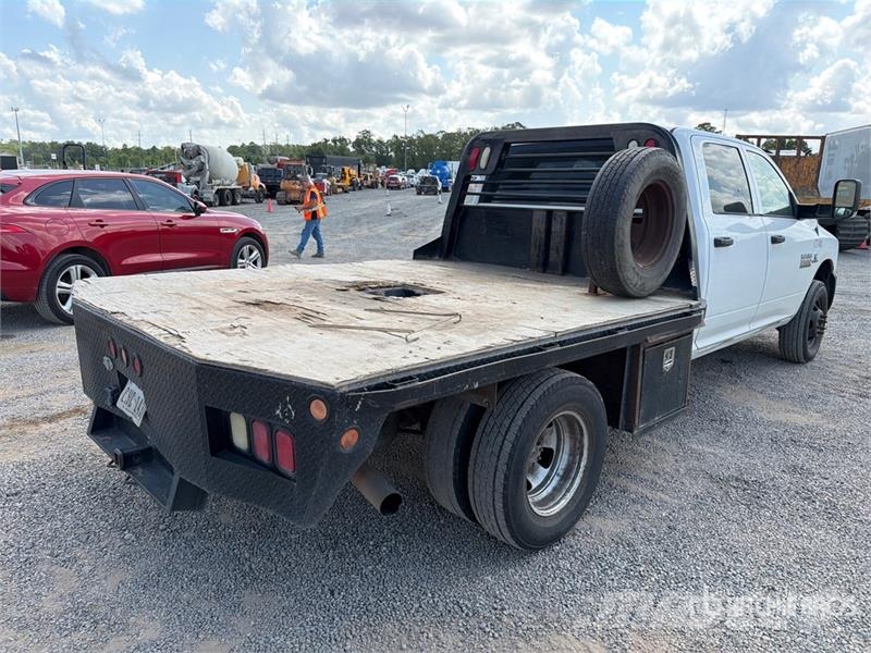RAM 3500 4x2 Crew Cab Flatbed Truck Camion con sponde ribaltabili