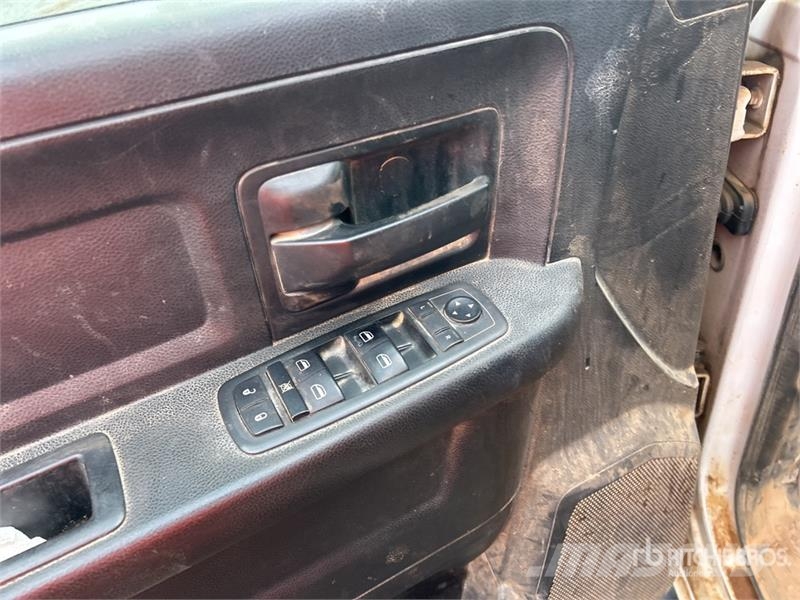 RAM 3500 4x2 Crew Cab Flatbed Truck Camiones de cama baja