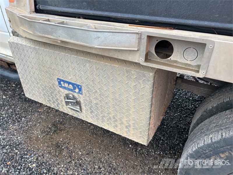 RAM 3500 4x2 Crew Cab Flatbed Truck Camiones de cama baja