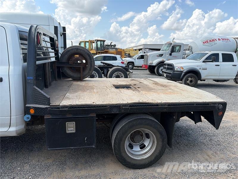 RAM 3500 4x2 Crew Cab Flatbed Truck Camion con sponde ribaltabili