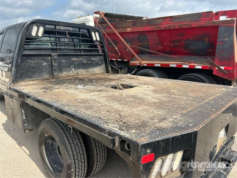 RAM 3500 4x4 Crew Cab Flatbed Truck Camiones de cama baja