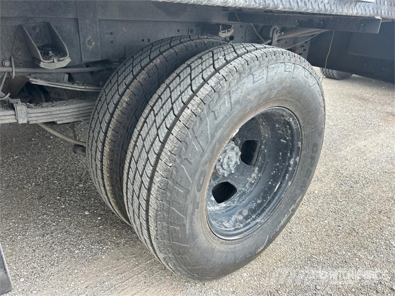 RAM 3500 4x4 Crew Cab Flatbed Truck Camiones de cama baja