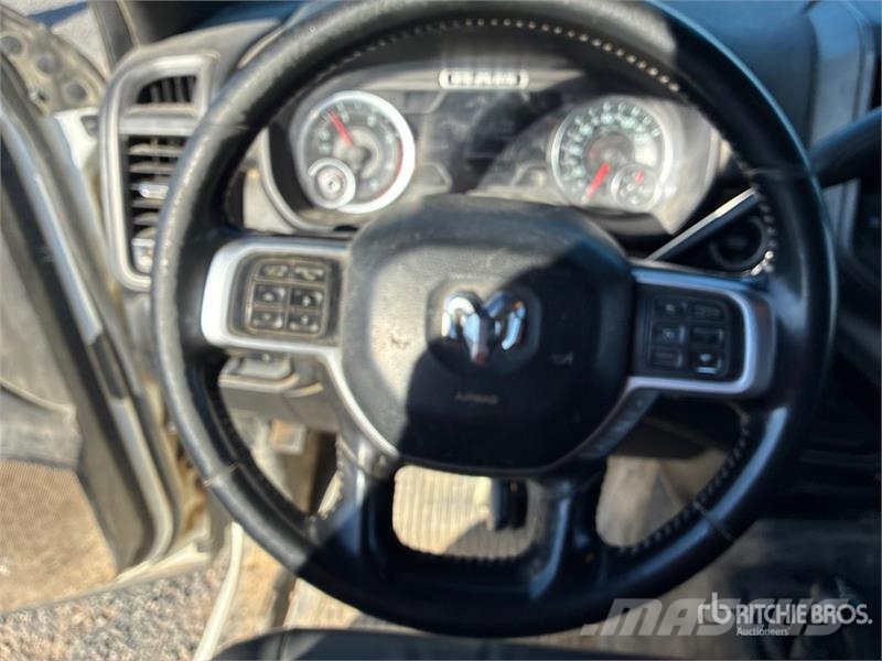 RAM 3500 4x4 Crew Cab Flatbed Truck Kamioni sa otvorenim sandukom
