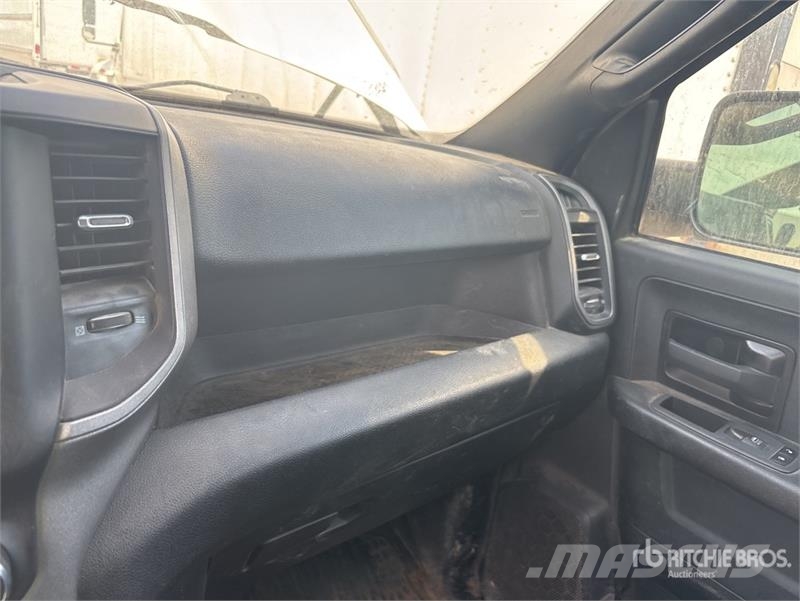 RAM 3500 4x4 Crew Cab Flatbed Truck Platformos/ Pakrovimas iš šono