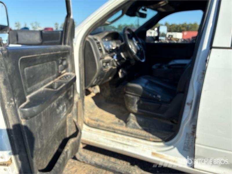 RAM 3500 4x4 Crew Cab Flatbed Truck Kamioni sa otvorenim sandukom