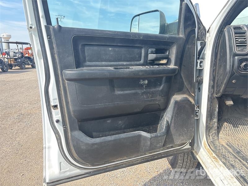 RAM 3500 4x4 Crew Cab Flatbed Truck Platformos/ Pakrovimas iš šono