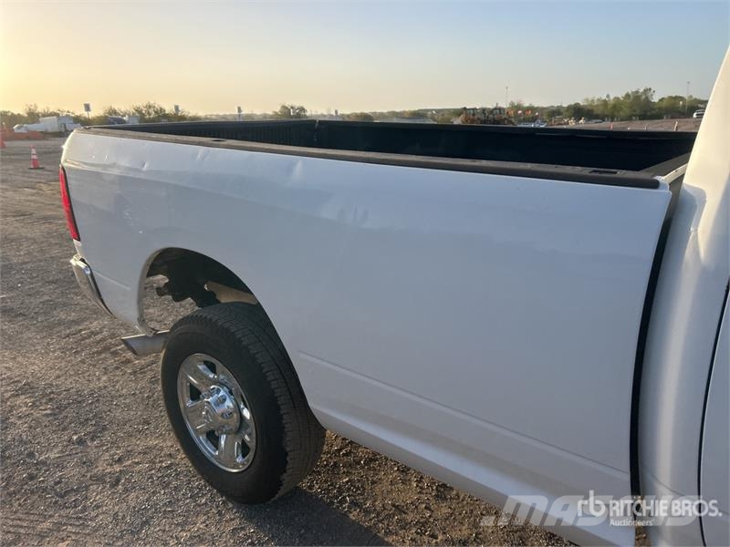 RAM 3500 4x4 Crew Cab Pickup Muu