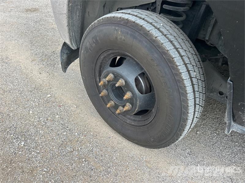 RAM 3500 4x4 Crew Cab Flatbed Truck Camiones de cama baja
