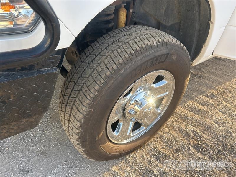 RAM 3500 4x4 Crew Cab Pickup Muu
