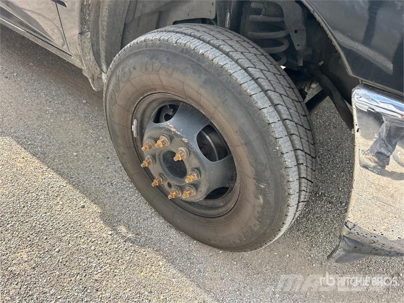 RAM 3500 4x4 Crew Cab Flatbed Truck Camiones de cama baja