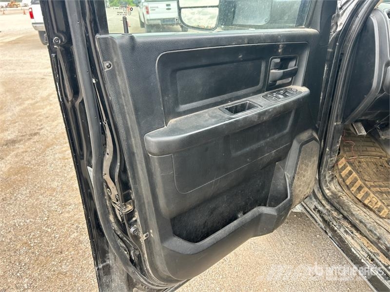RAM 3500 4x4 Crew Cab Flatbed Truck Camiones de cama baja