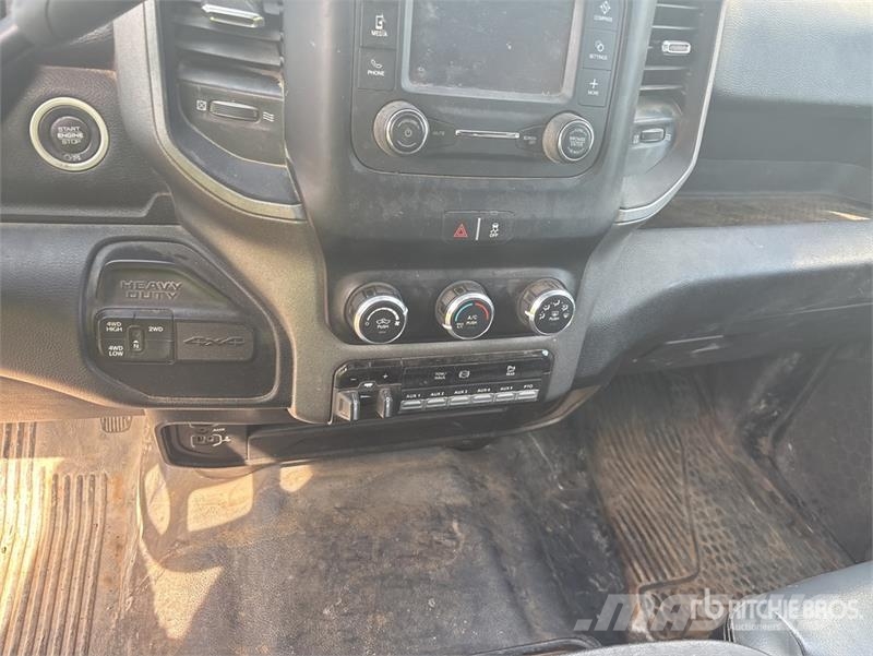 RAM 3500 4x4 Crew Cab Flatbed Truck Platformos/ Pakrovimas iš šono