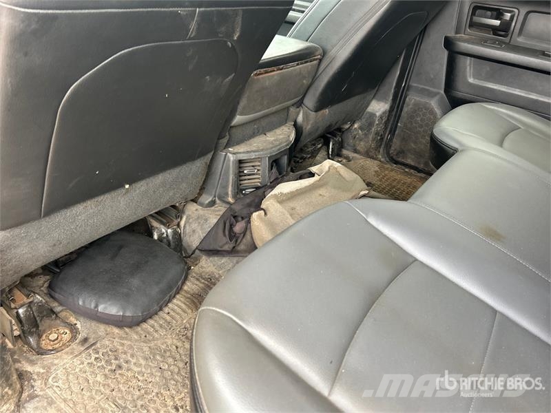 RAM 3500 4x4 Crew Cab Flatbed Truck Camiones de cama baja