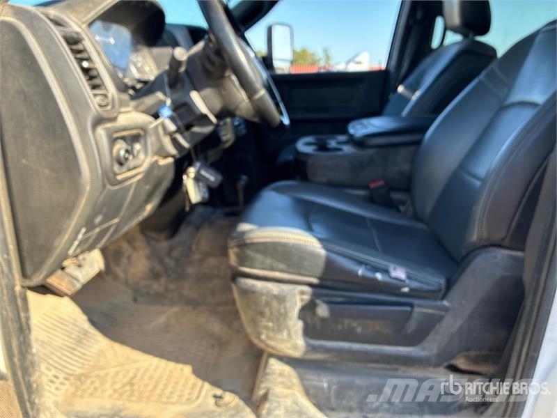 RAM 3500 4x4 Crew Cab Flatbed Truck Kamioni sa otvorenim sandukom