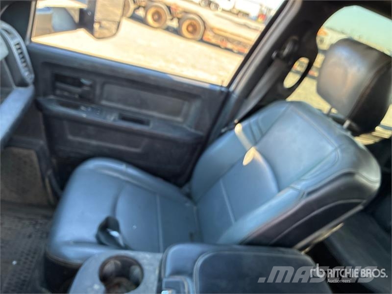 RAM 3500 4x4 Crew Cab Flatbed Truck Kamioni sa otvorenim sandukom