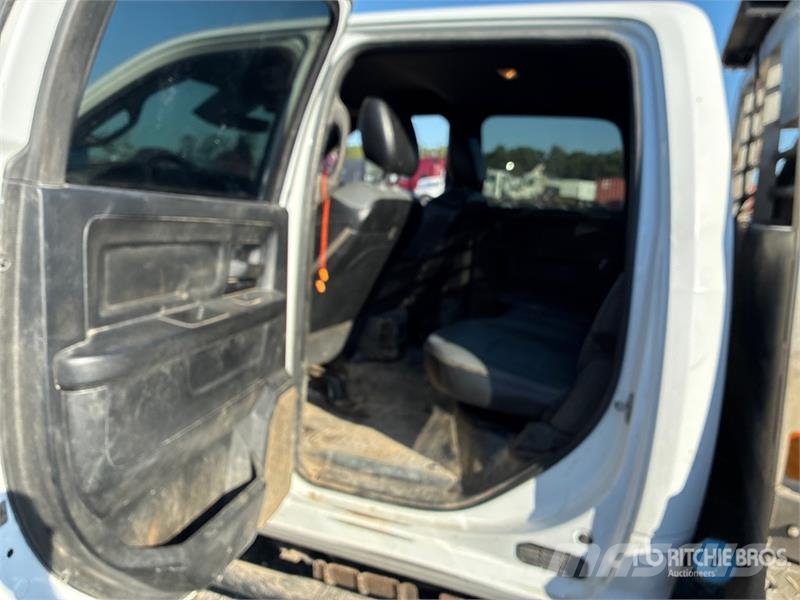 RAM 3500 4x4 Crew Cab Flatbed Truck Kamioni sa otvorenim sandukom