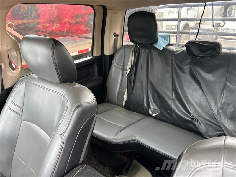 RAM 3500 4x4 Crew Cab Flatbed Truck Camiones de cama baja