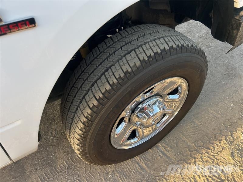 RAM 3500 4x4 Crew Cab Pickup Muu
