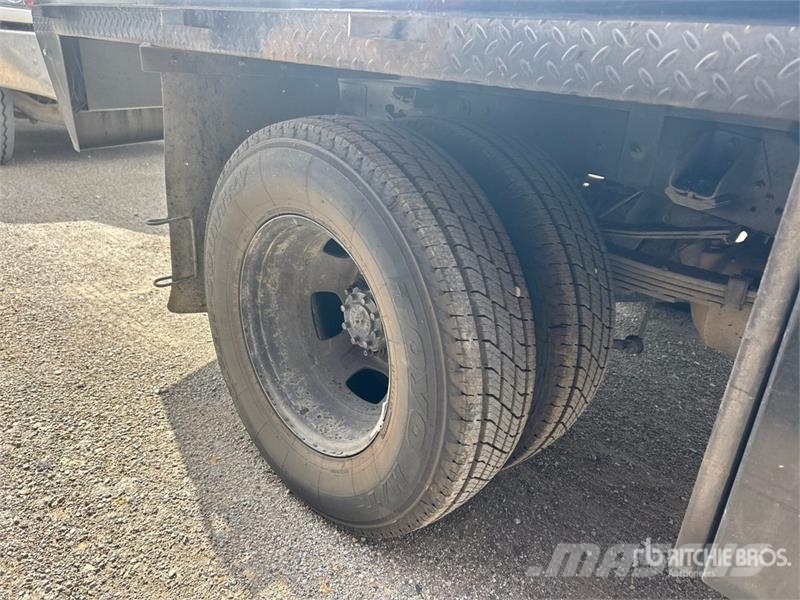 RAM 3500 4x4 Crew Cab Flatbed Truck Camiones de cama baja