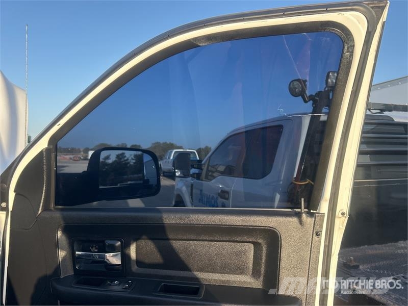 RAM 3500 4x4 Crew Cab Pickup Muu