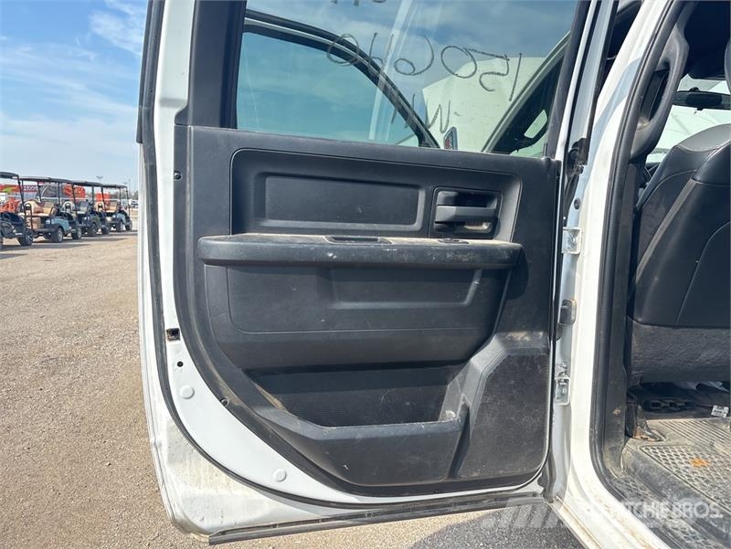 RAM 3500 4x4 Crew Cab Flatbed Truck Platformos/ Pakrovimas iš šono
