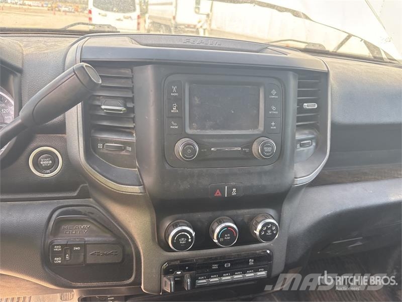 RAM 3500 4x4 Crew Cab Flatbed Truck Platformos/ Pakrovimas iš šono